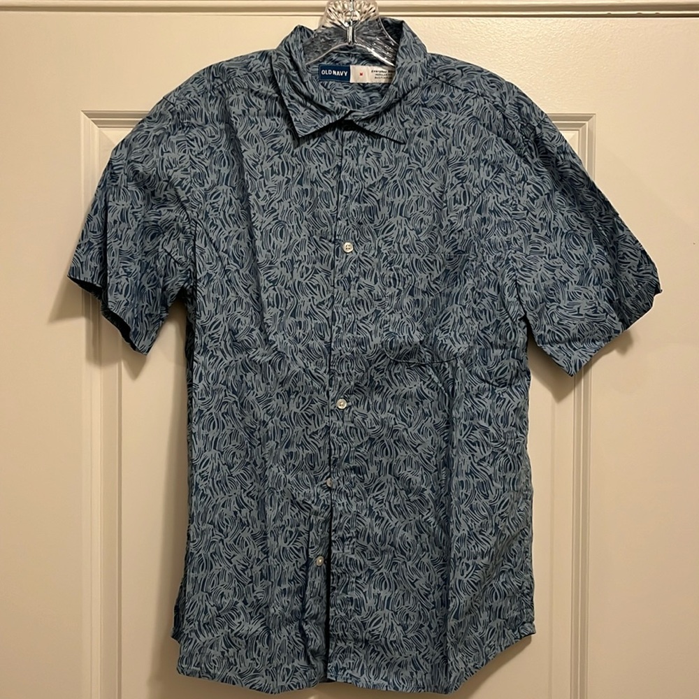 Men’s old navy blue swirl shirt size medium, like brand new!